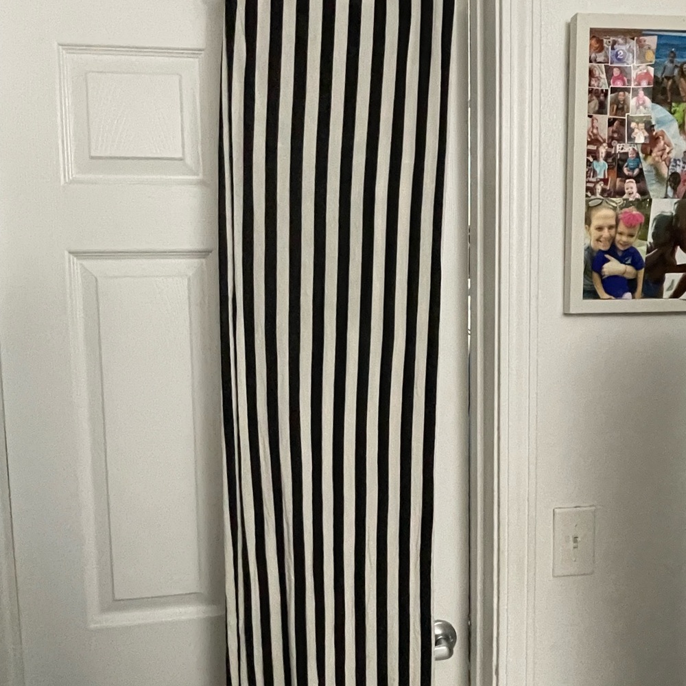 Medium black and white skirt with slit